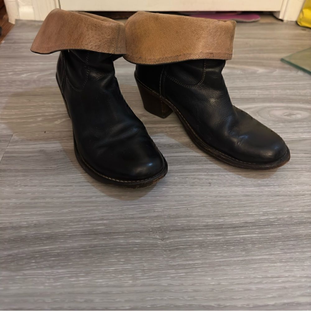 Frye size 7 1/2 - Picture 4 of 16
